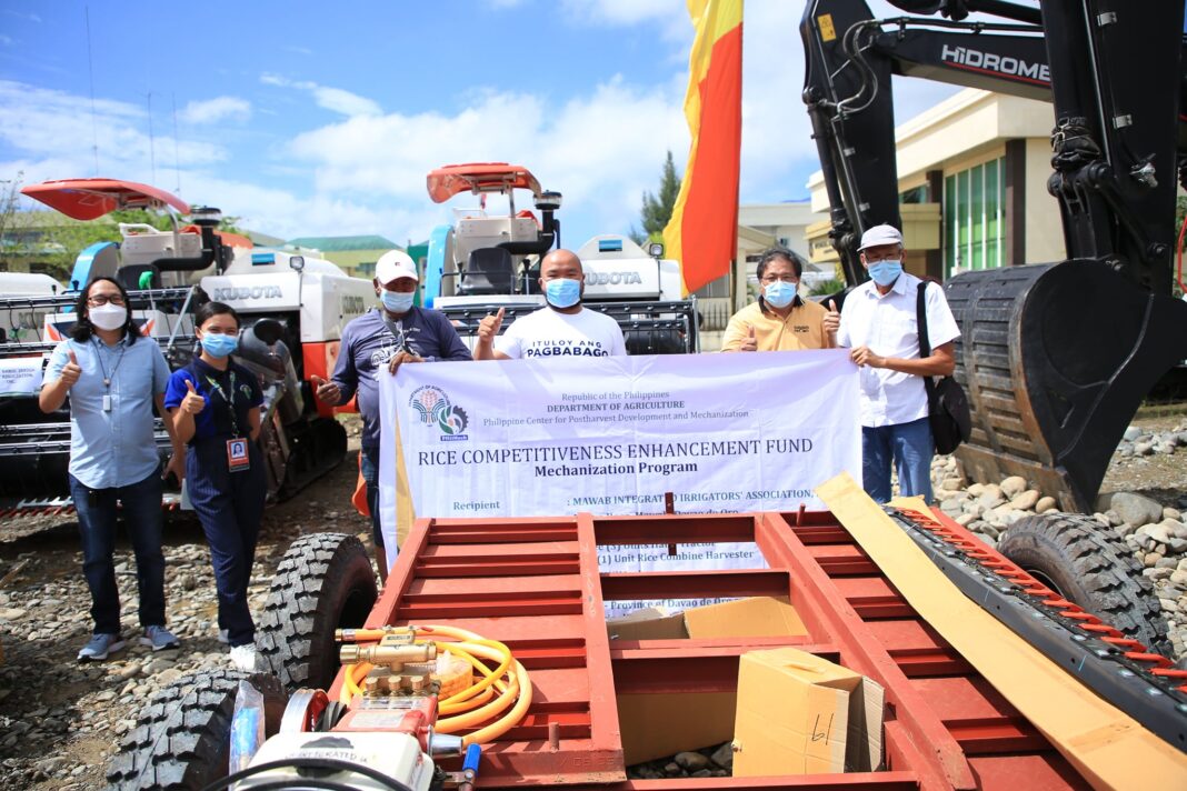 “10 Rice Farmer Associations” sa Probensiya giaporan paghatag og “Rice Combine Harvesters” 2