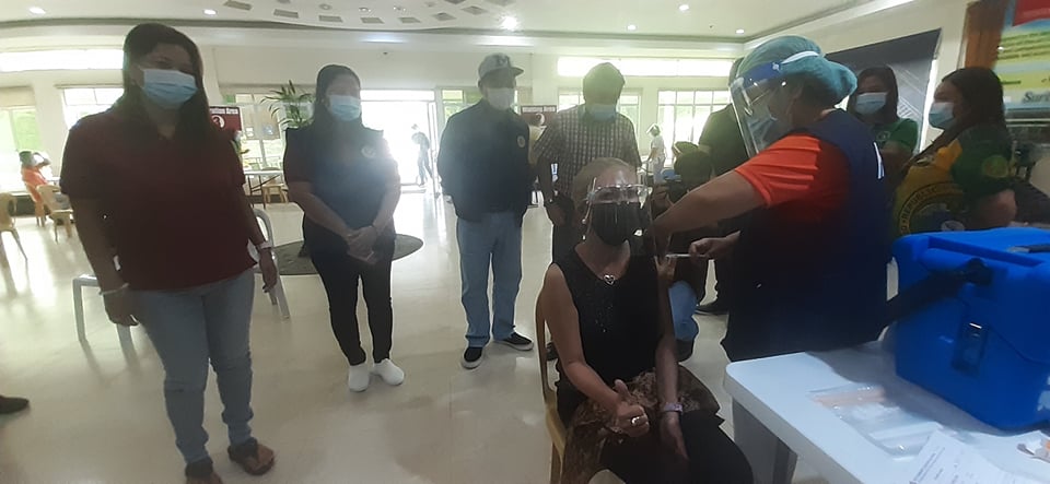 March 13 DXKS news-MGA HEALTH WORKERS FRONTLINERS PAGTUPOK SA SINOVAC VACCINE KAHAPON (5)
