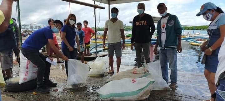 March 30 DXKS news- SITIO KABUGWASON FISHERS & FARMERS ASSOCIATION RECEIVED LIVELIHOOD ASSISTANCE FOR RABBITFISH2