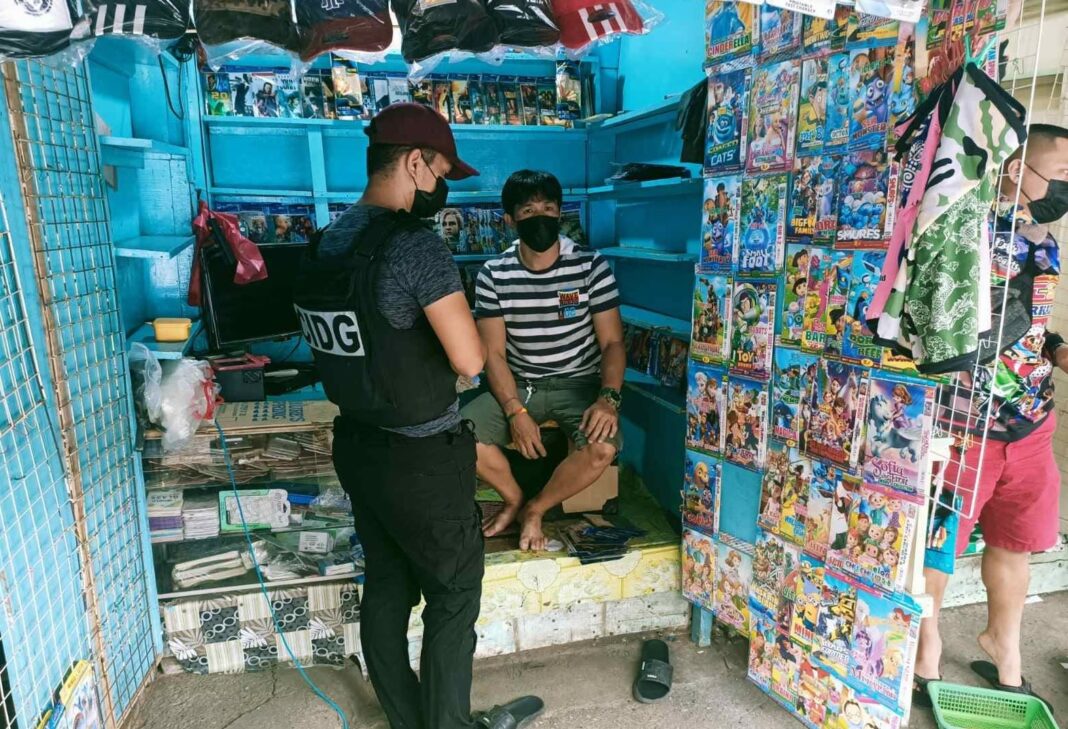 April 18 DXKS news-Three suspects netted for selling of Pirated CD's, DVD's and pornographic film5 (1)