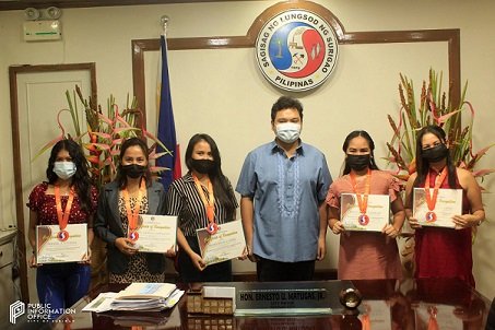 April 30 DXKS news-2nd batch sa mga city scholars nagpakadawat nan award gikan sa Mayor.1