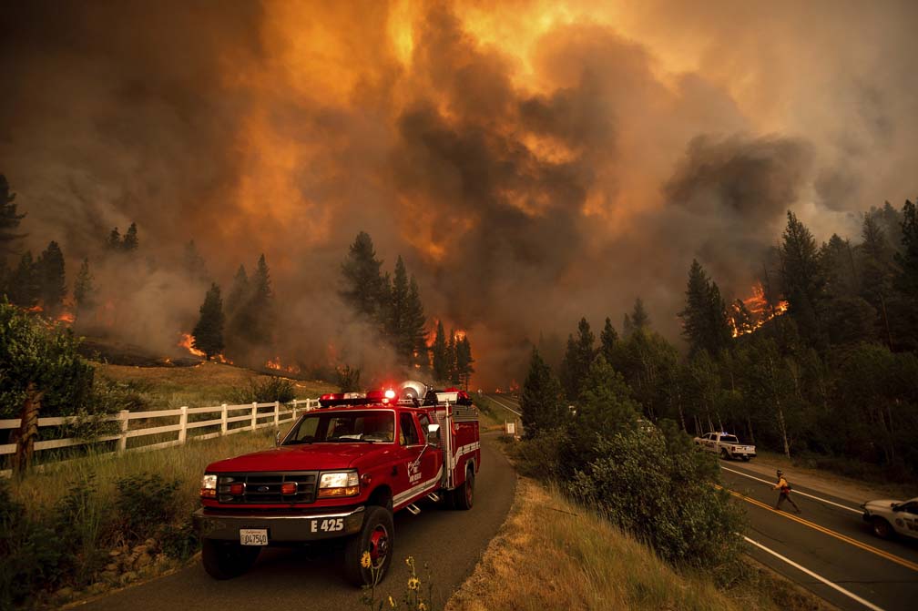 Growing California wildfire prompts evacuations; Oregon blaze balloons