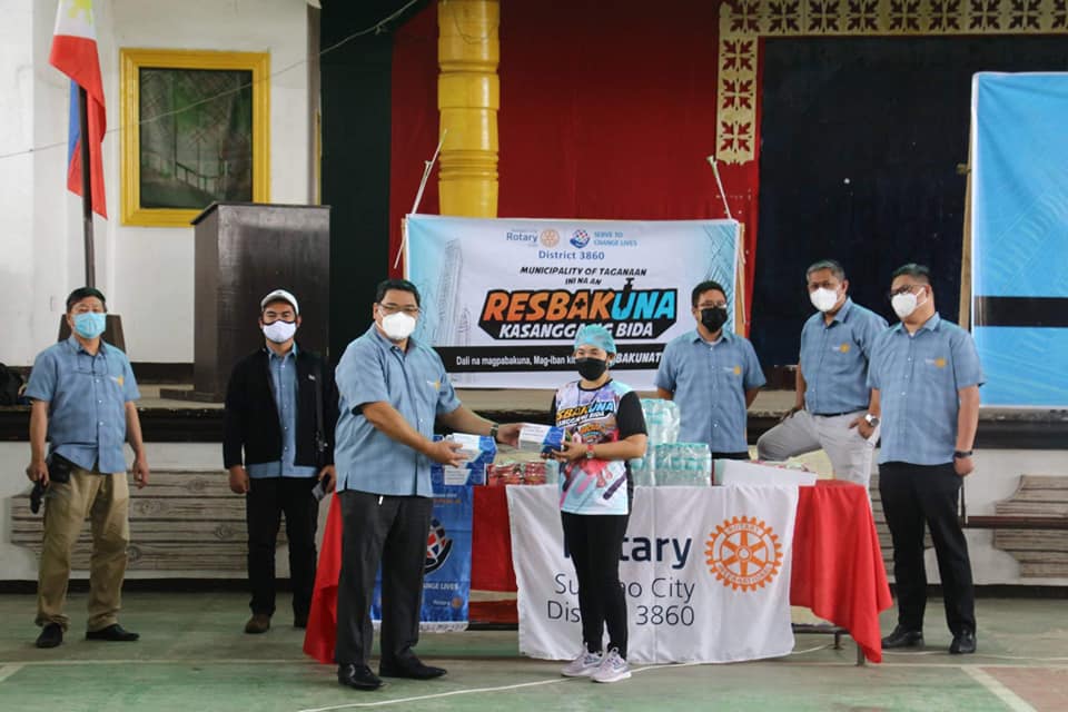 july 17 DXKS news-ROTARY CLUB OF SURIGAO CITY DONATES FOOD AND BOXES OF FACEMASKS TO THE ON GOING RESBAKUNA IN TAGANAAN