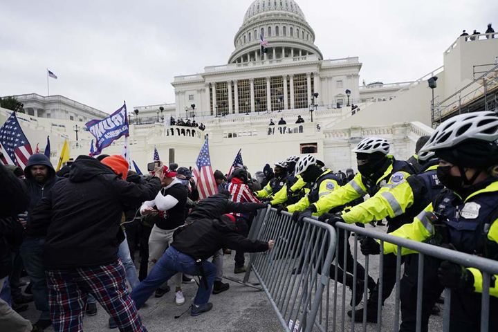 Man surrenders after claiming to have bomb near US Capitol