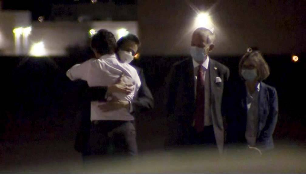 Canadians, Chinese executive return home in prisoner swap