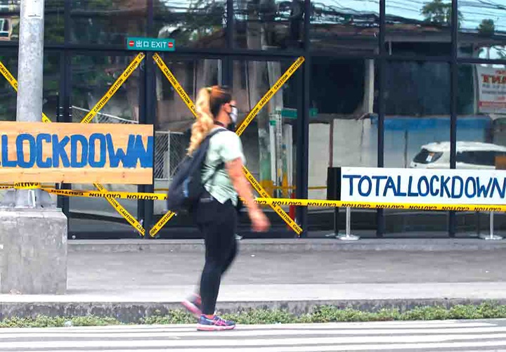 Duterte signs law fixing tax on POGOs