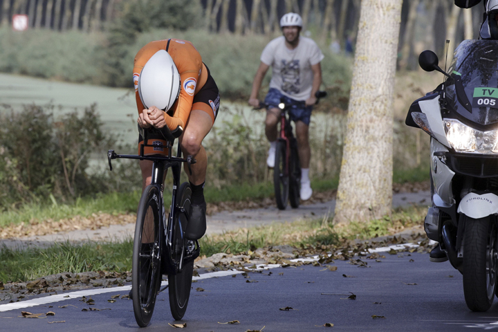 Van Dijk claims second ITT title at cycling worlds
