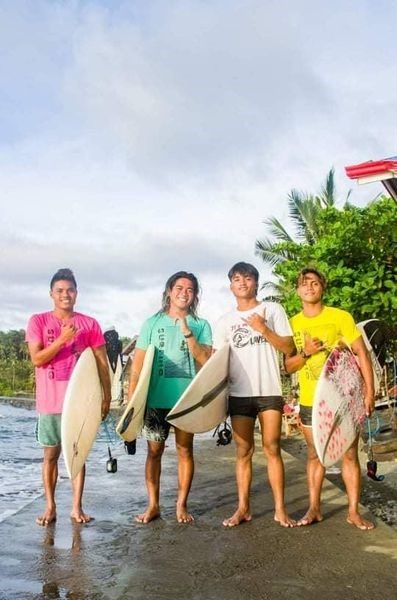  Surfistas de Surigao de Siargao compiten en una competencia de surf