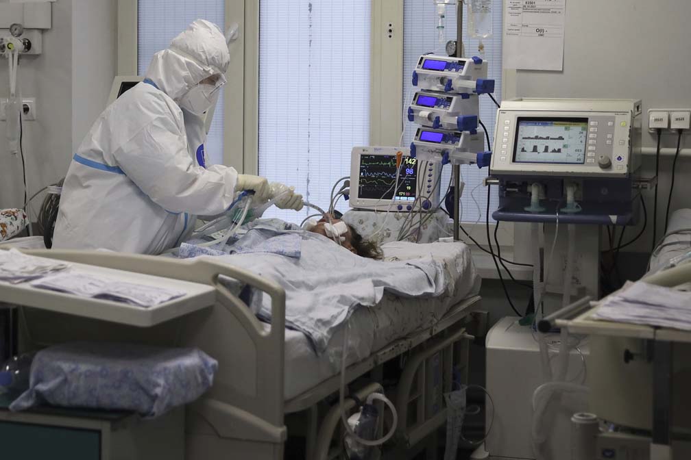 New cases hit record as Russia struggles to contain Covid surge