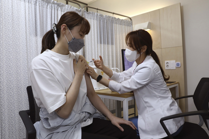 South Korea pushes booster shots as Delta-driven infections worsen