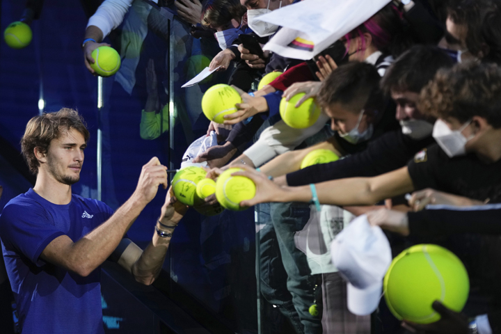 Urged forward by brother, Zverev wins with aggressive tactic