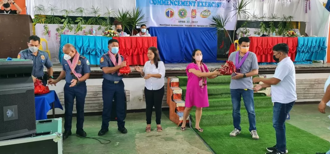 May 3 DXKS news-1st Batch of CBDRP Program Get Emotional During Graduation Exercise6