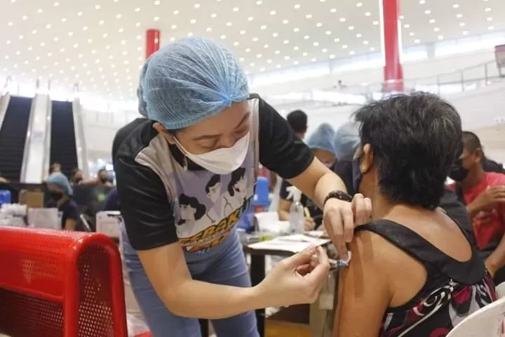 Health worker vaccinating