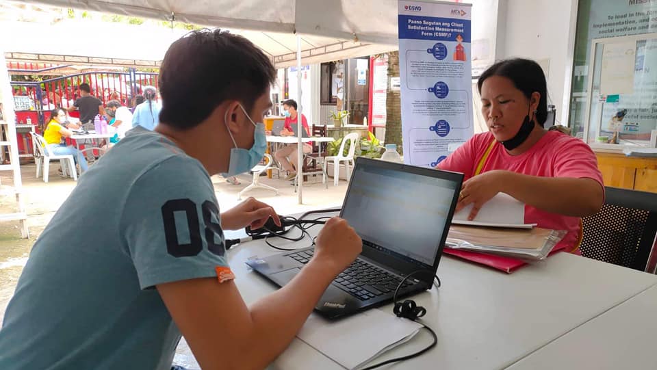 Sept 5 DXKS news-Mga hulagway sa unang adlaw sa pagapod-apod sa Educational Assistance sa Assistance to Individuals in Crisis Si