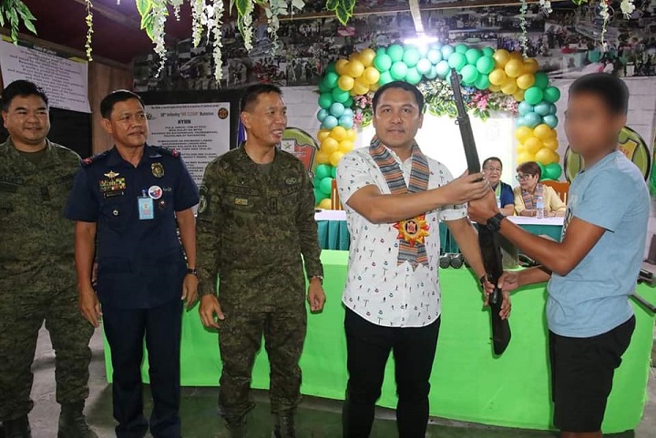 General Santos: Gikalipay ni Gobernador Pacquiao ang pag-surrender sa mga kanhing rebelde sa Sarangani