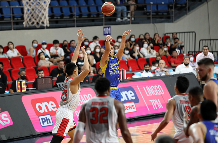 Lee scores winning shot as Magnolia ties series with Ginebra
