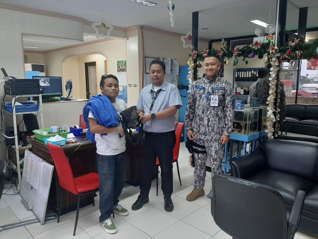 january 5 DXKS news-Honest Security Screener Does It Again, Returns Sling Bag with Cash1