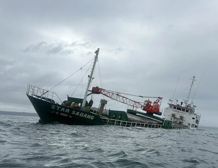 Zamboanga: PCG ya salva 13 tripulantes de un varco de cargamento