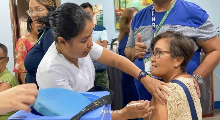 Iriga: DOH, RHU Mobo administers anti-flu vaccine to DENR Employees