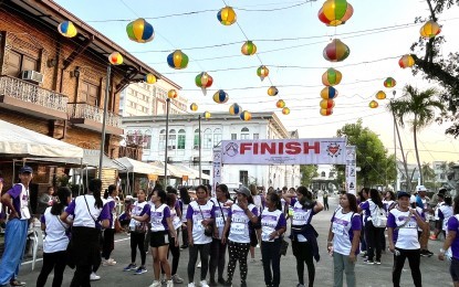 Batac: More than 2K join fun run to bring light to poor families