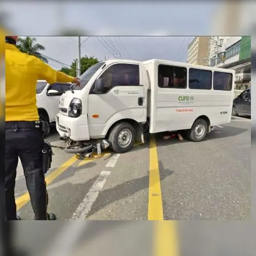 rider na nasuot sa ilalim ng van