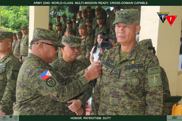 1ID ya sujeta retazo de bandera del pais na uniforme del cada soldao