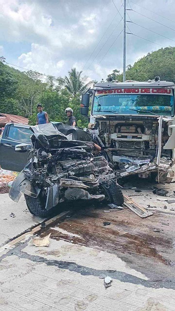 Dump truck ug pick up nadasmag didto sa lungsod sa Tabuelan, usa ang patay ug usa ang naangol