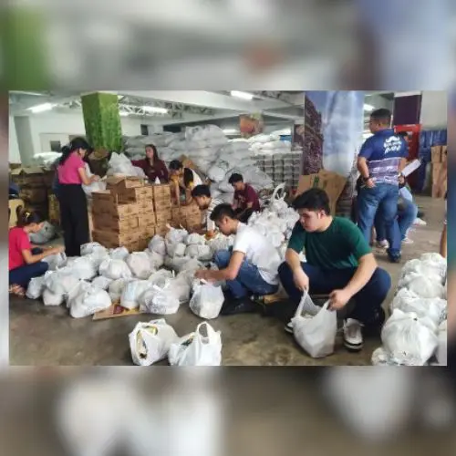 Preparing food packs for La Niña
