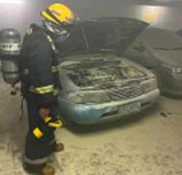 1 vehiculo destrosao na incendio