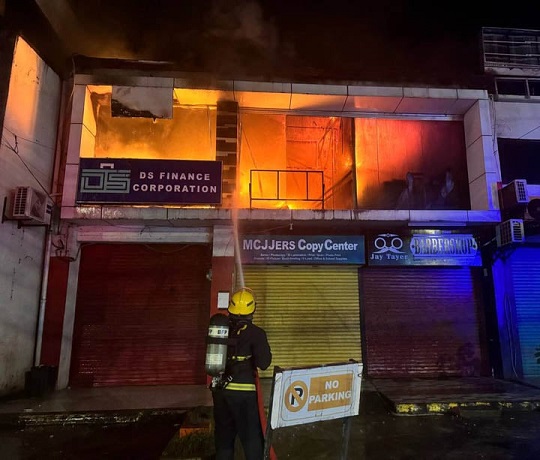 Incendio ya destrosa 1 establicimiento de negocio