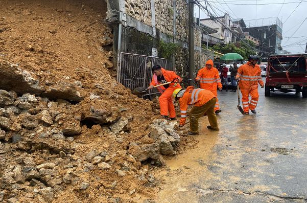 Paglilinis sa mga gumuhong lupa sa Baguio City nung hagupit ng Bagyong Kristine, sinimulan na