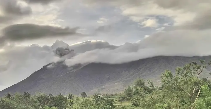 kanlaon emits volcanic ash