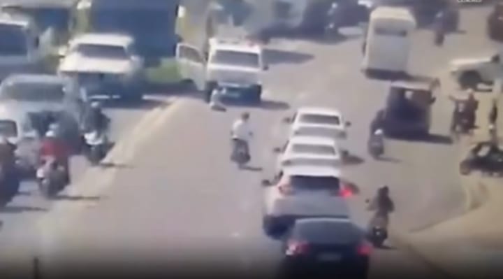 Nitabok sa karsada nadasmagan sa ambulansiya, naangol