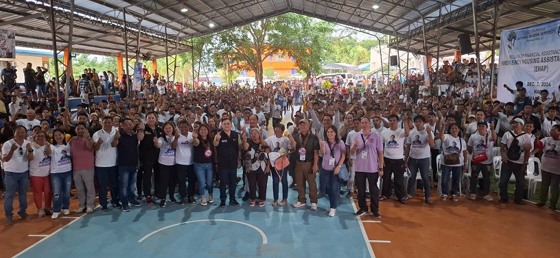 Senator Bong Go mihatag og ayuda sa mga biktima sa Masara ug Mainit landslide