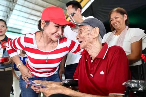 Duha ka centenarian sa Sugbo nakadawat og tag P100,000 gikan sa kapitolyo