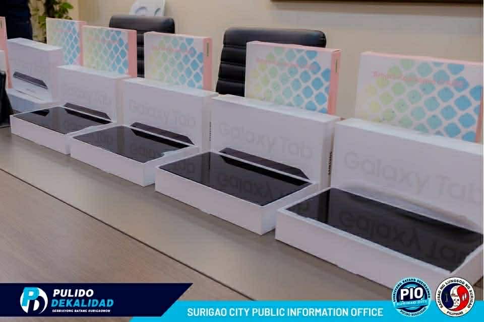 DICT CARAGA NAG-DONATE OG NAPULO (10) KA TABLETS SA CITY GOVERNMENT OF SURIGAO ARON SA PAGSUPORTA SA MGA SERBISYO SA PANGLAWAS