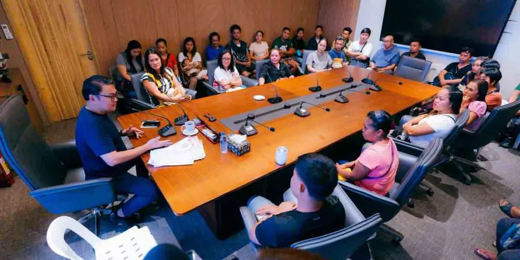 Bacolod-grants-permits-to-42-street-vendors