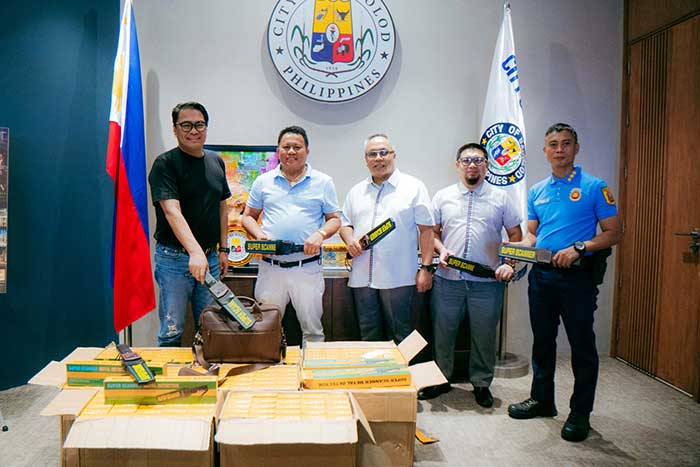 Bacolod-schools-get-200-metal-detectors1